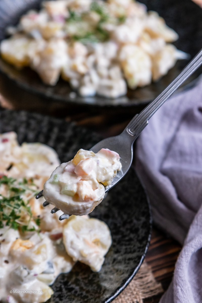 Leckerer Salat mit Kartoffeln, Äpfel und Ei.