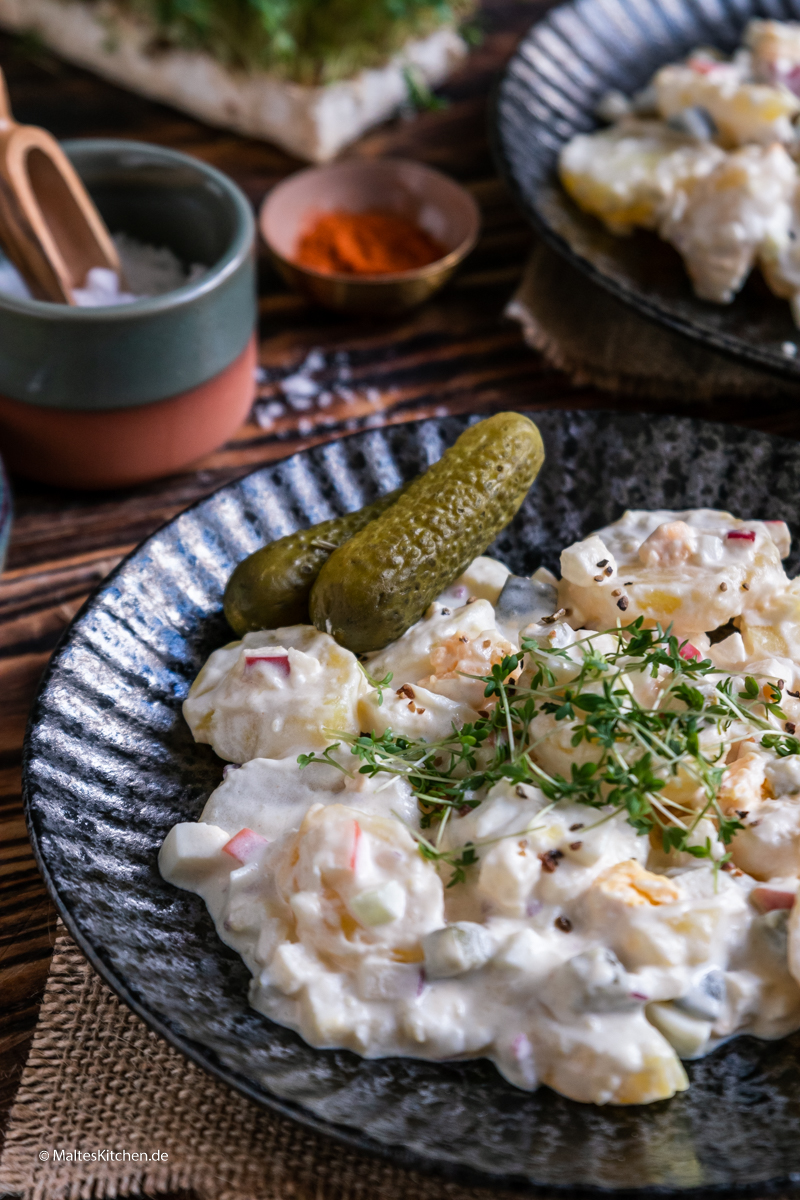 Kartoffelsalat mit Äpfeln, Zwiebeln und Essiggurken