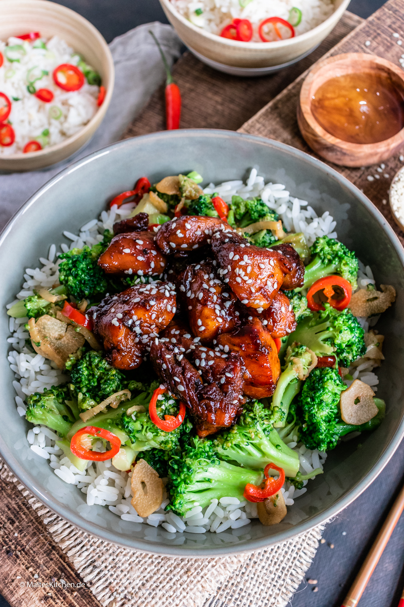 Hähnchen aus dem Wok mit Brokkoli und Reis