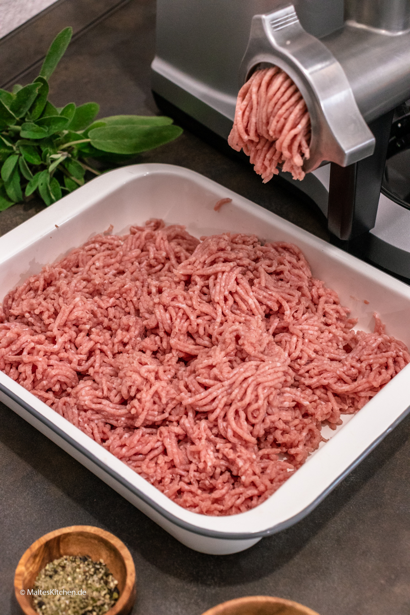 So sieht das Hackfleisch aus, nachdem es druch die 3 mm Scheibe gewolft wurde.