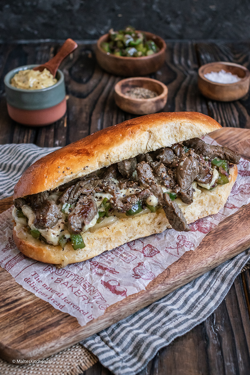 Saftiges Steak Sandwich mit Käse und Pfeffermayo