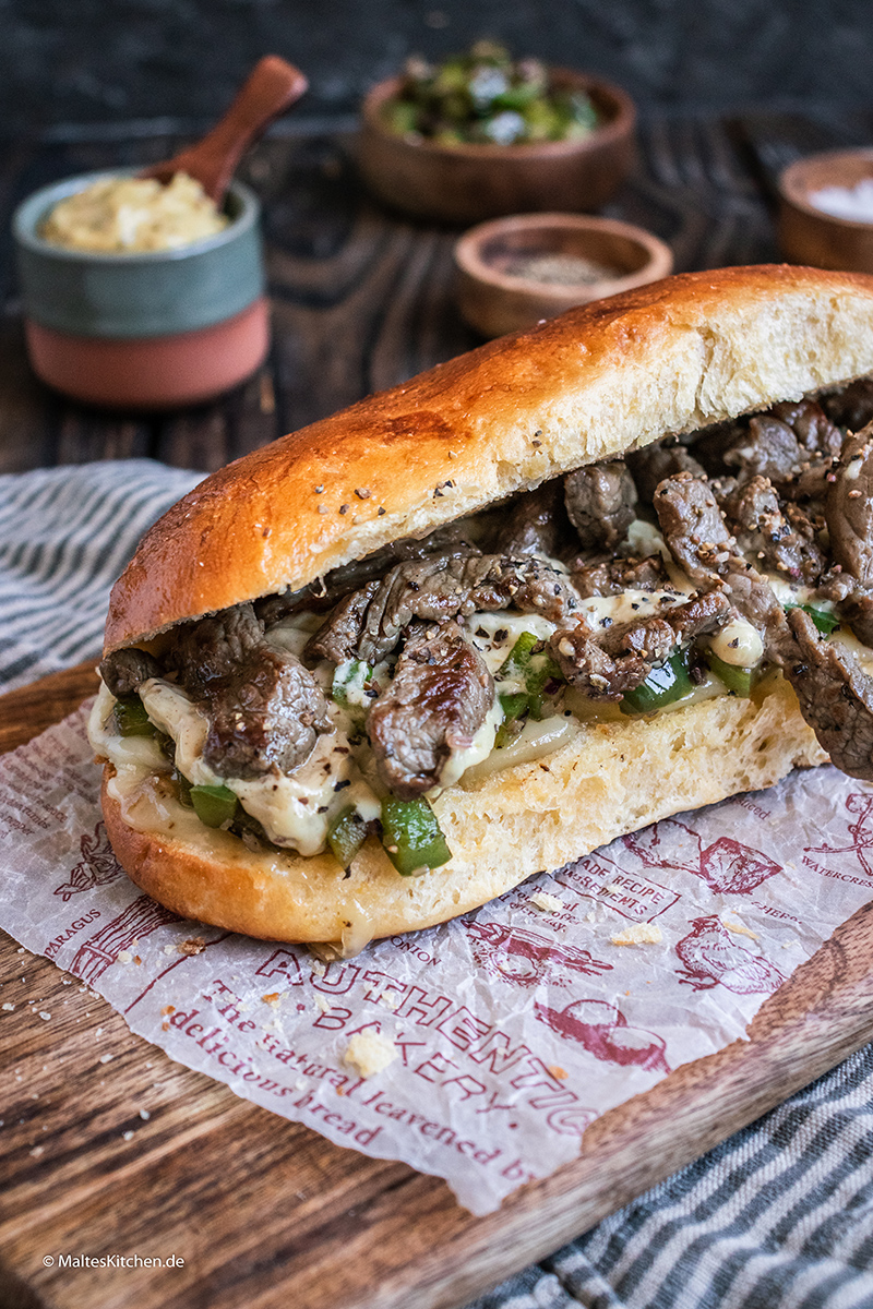 Saftiges Steak Sandwich mit Käse und Pfeffermayo