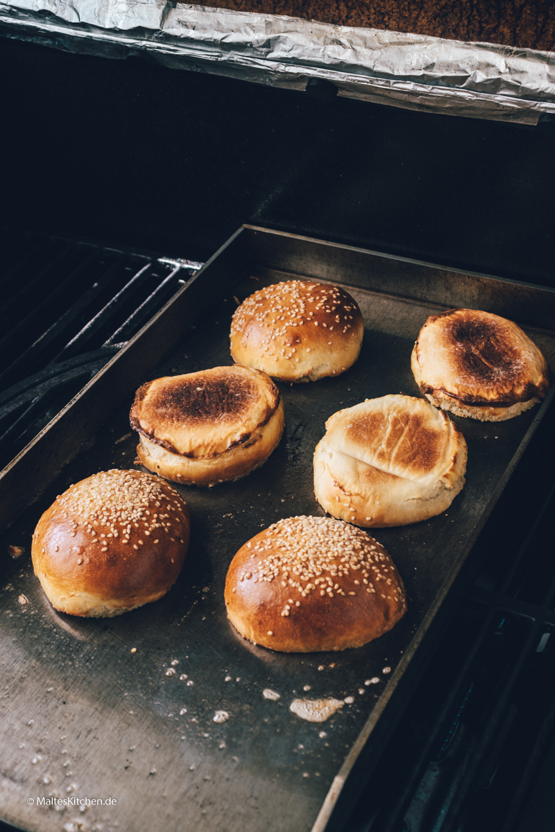 Buns auf der Grillplatte anrösten.