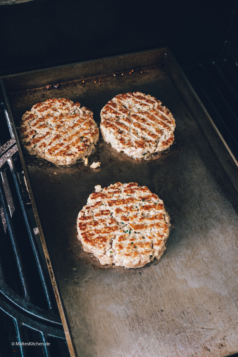 Fleisch auf der Grillplatte grillen.