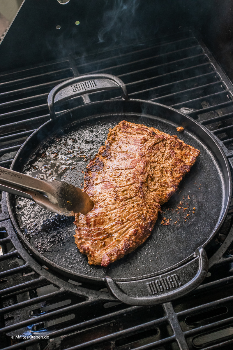 Das Bavette wird gegrillt