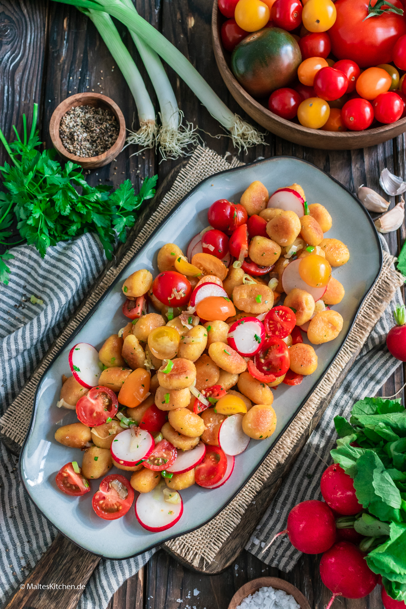 Knusprige Gnocchi mit Tomaten-Radieschen-Salat
