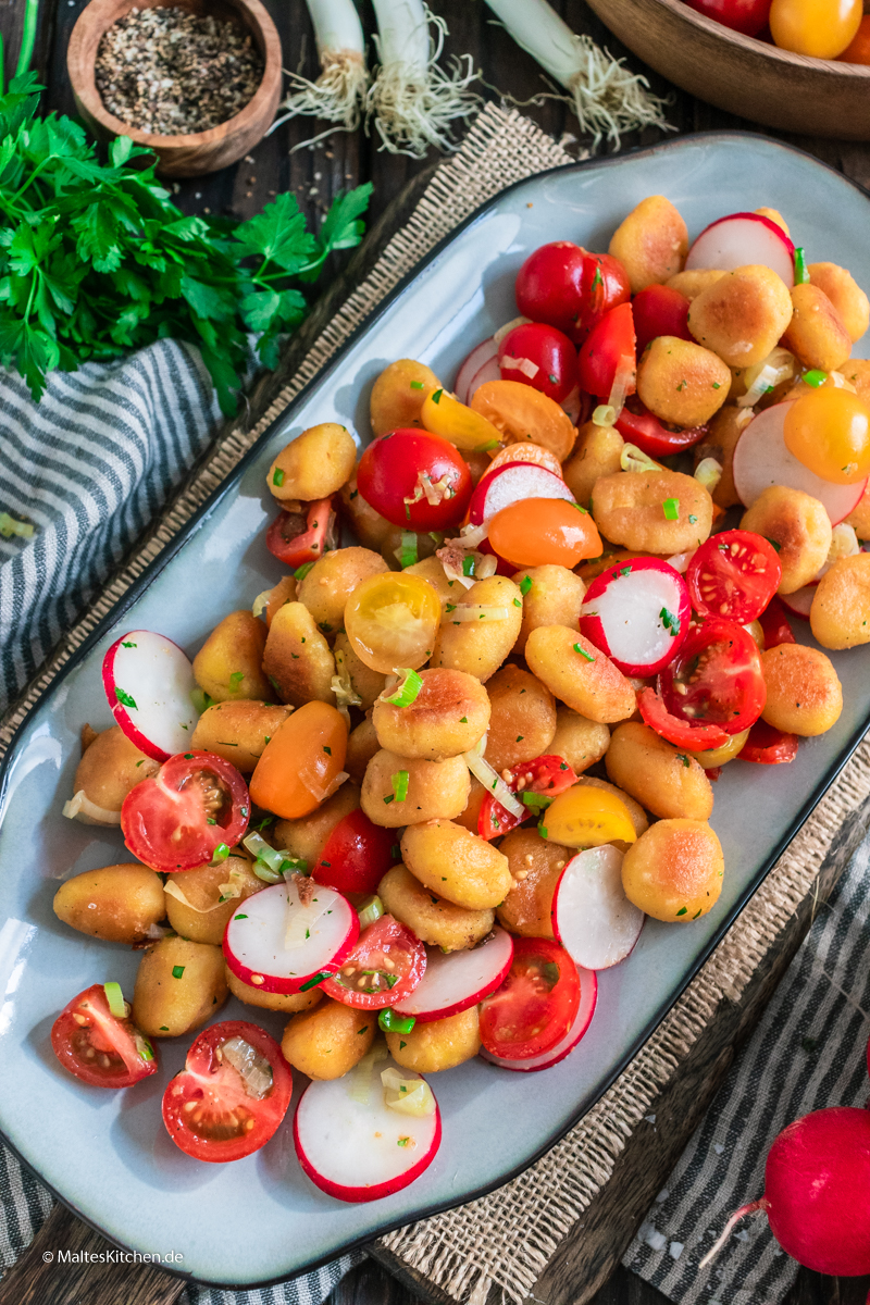 Warme Gnocchi und kalter Salat
