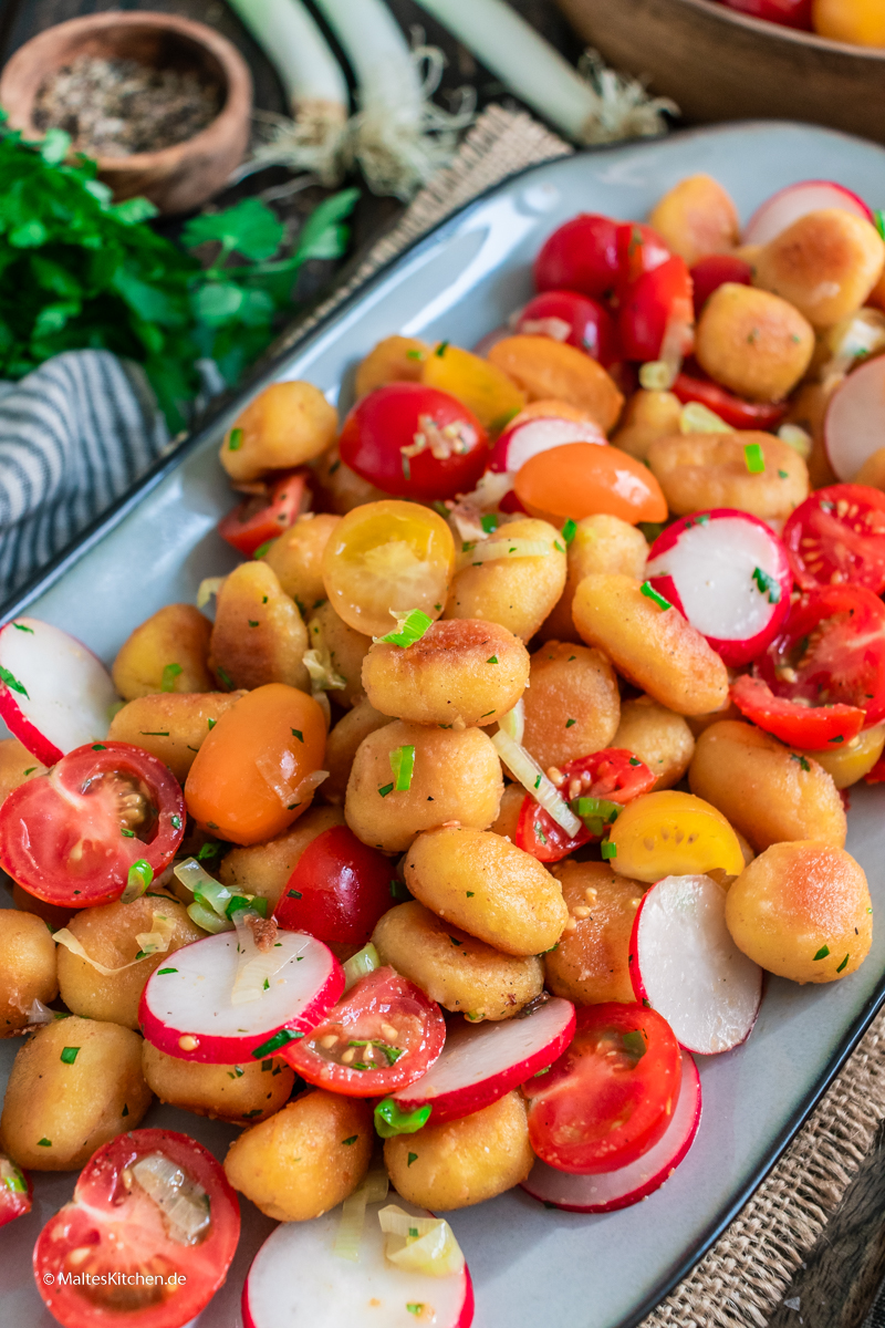Knusprige Gnocchi mit Tomaten und Radieschen