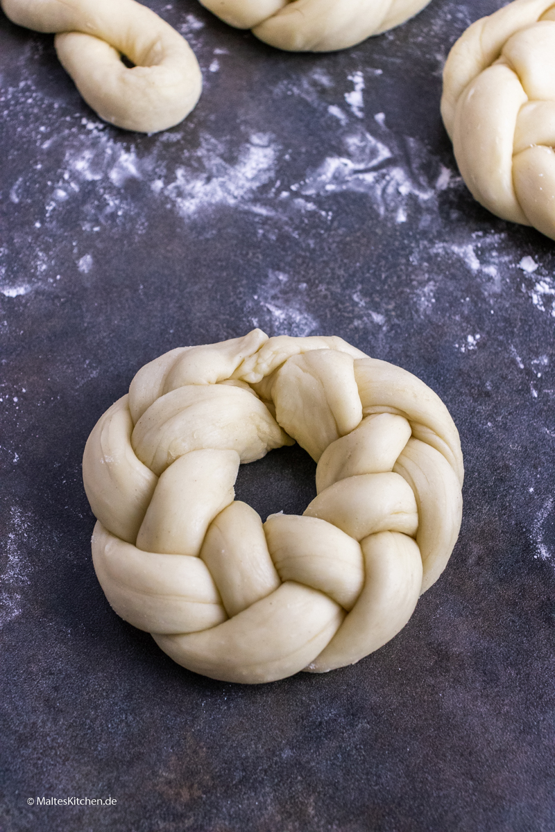 Osterkränze aus Hefeteig
