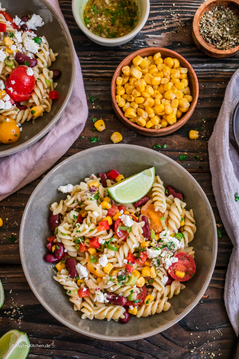 Leckerer Nudelsalat mit Kitneybohnen, Mais und Paprika