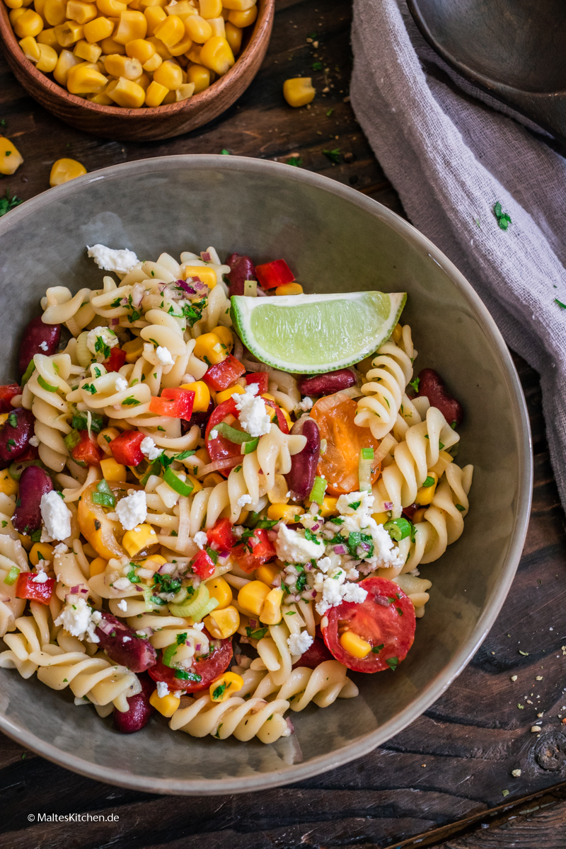 Grillsalat mit Kitneybohnen, Mais und Paprika