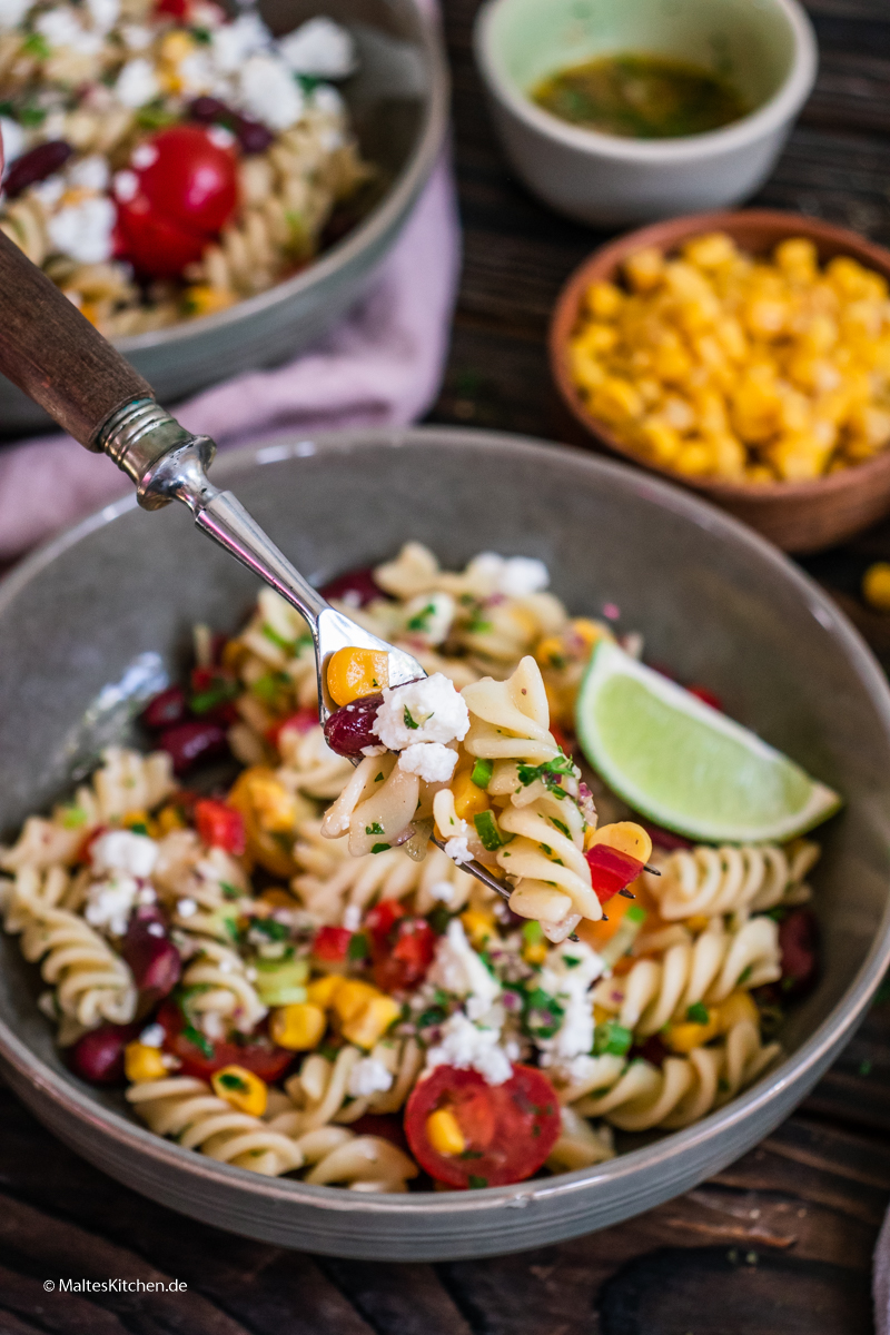 Sommerlicher Nudelsalat mit Mais, Paprika und Fetakäse