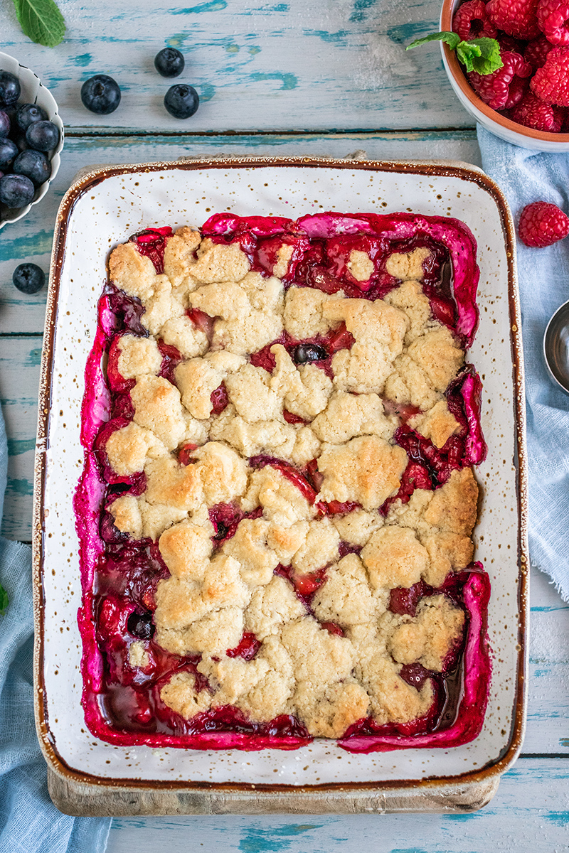 Leckerer Crumble mit Beeren vom Grill