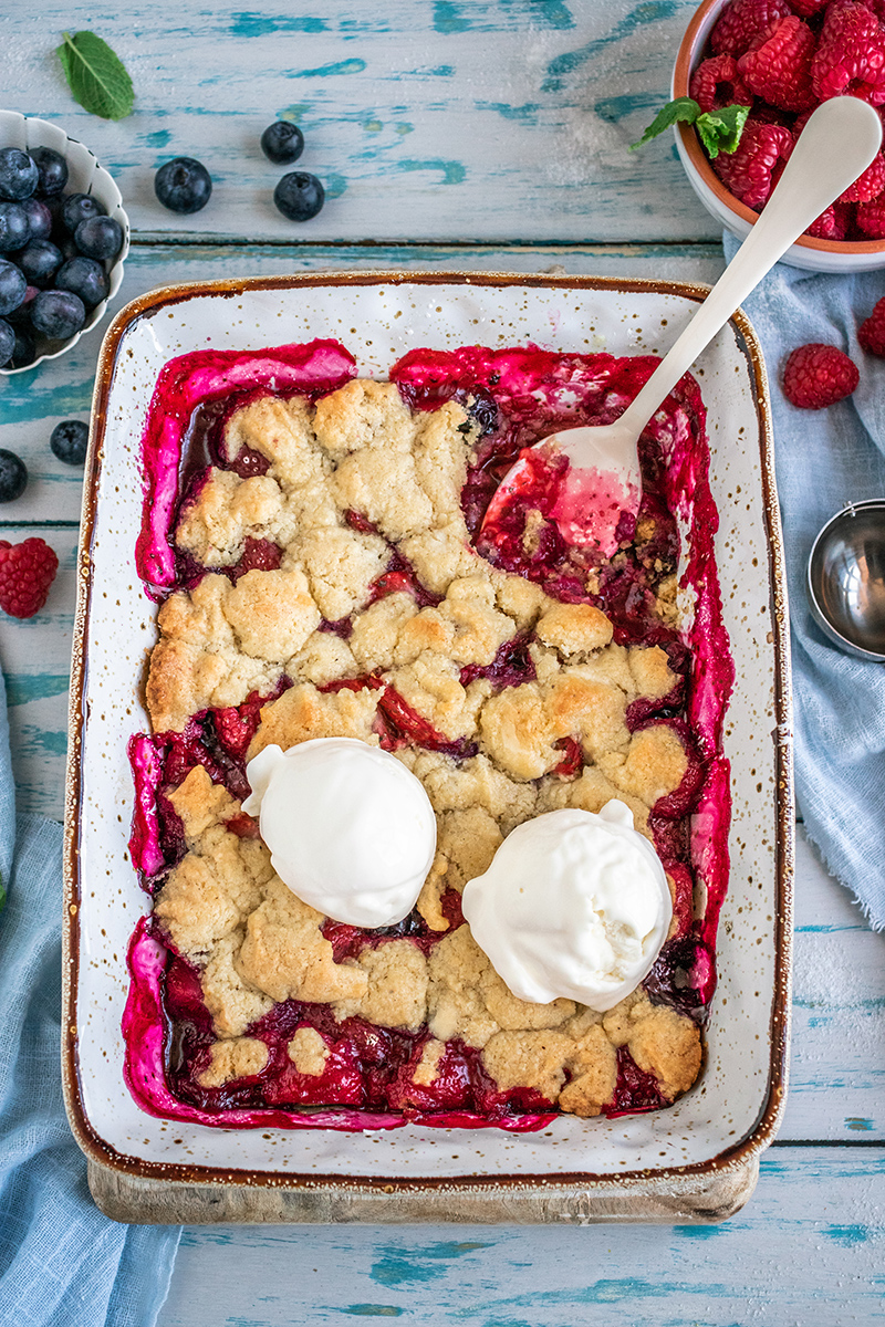 Leckerer Beeren-Crumble vom Grill mit Joghurteis