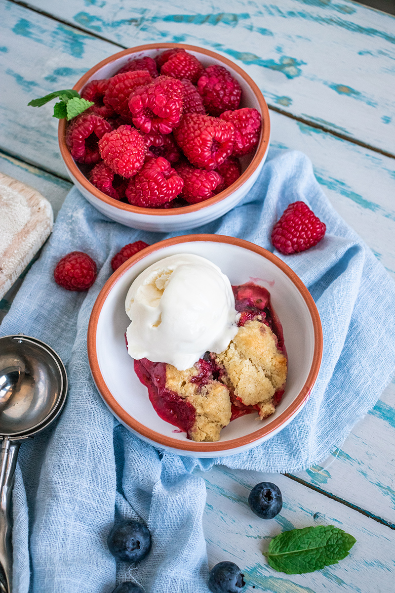 Das Joghurteis zum Beeren-Crumble ist super cremig.
