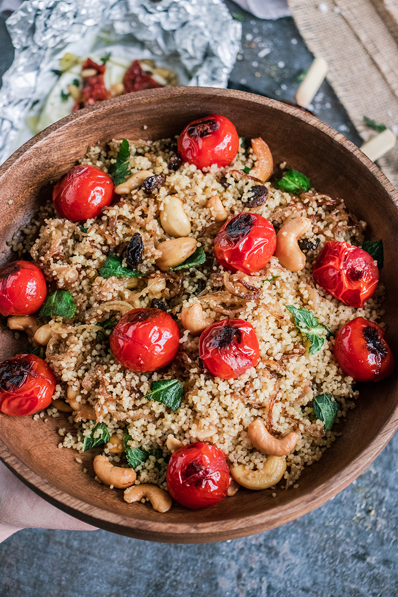 Lockerer Couscous mit geschmolzenen Kirschtomaten