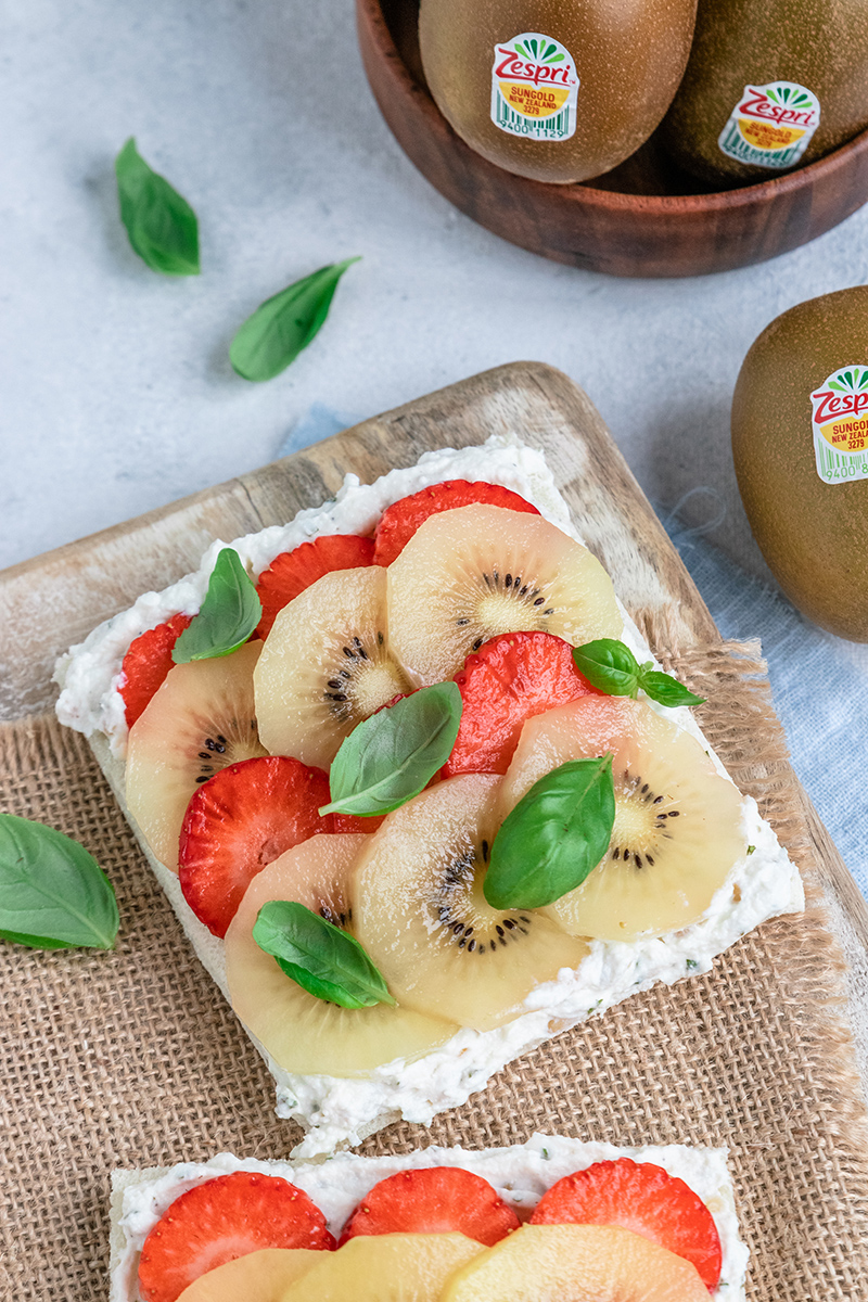 Sandwich mit Kiwi und Erdbeeren