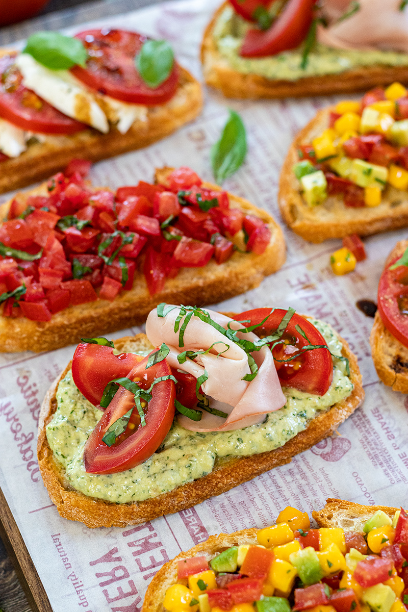 Crostini mit Pesto-Creme, Tomaten und Schinken