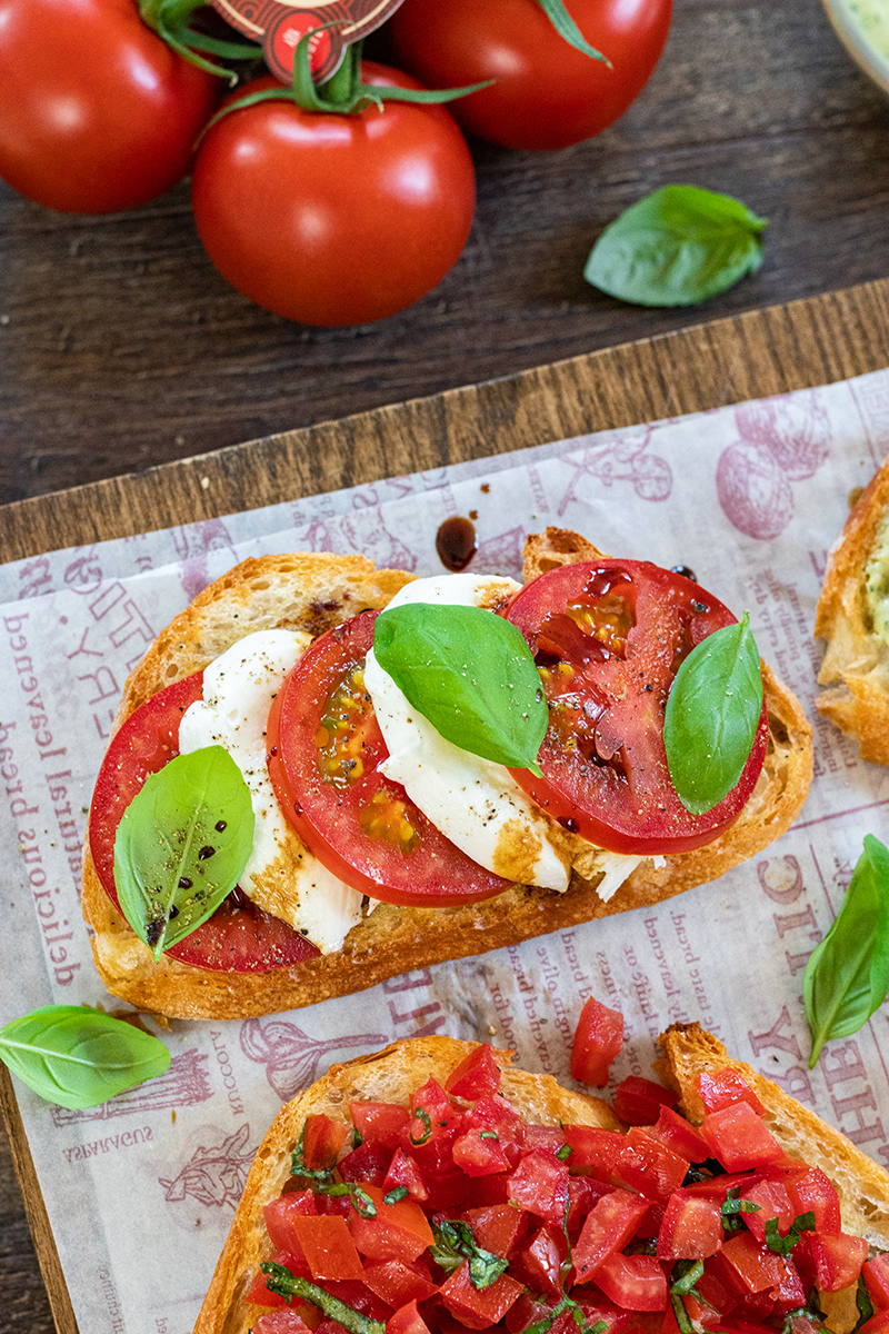 Klassischer Crostini mit Tomate-Mozzarella