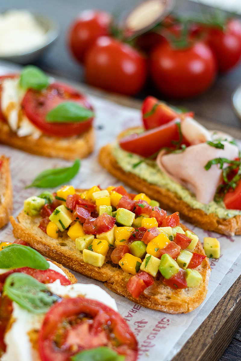 Crostini mit Tomaten, Nektarinen und Avocado