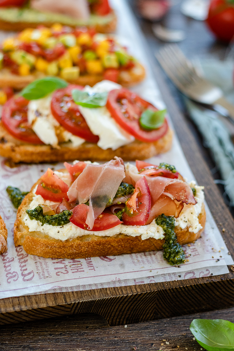 Crostini mit Ricotta, Pesto, Tomaten und Schinken