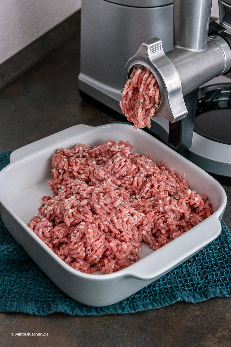 Gewolftes Kalbfleisch für die Kalbsfrikadellen.