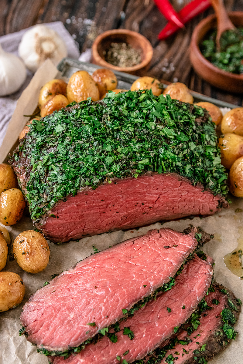 Roastbeef mit frischen Kräutern.