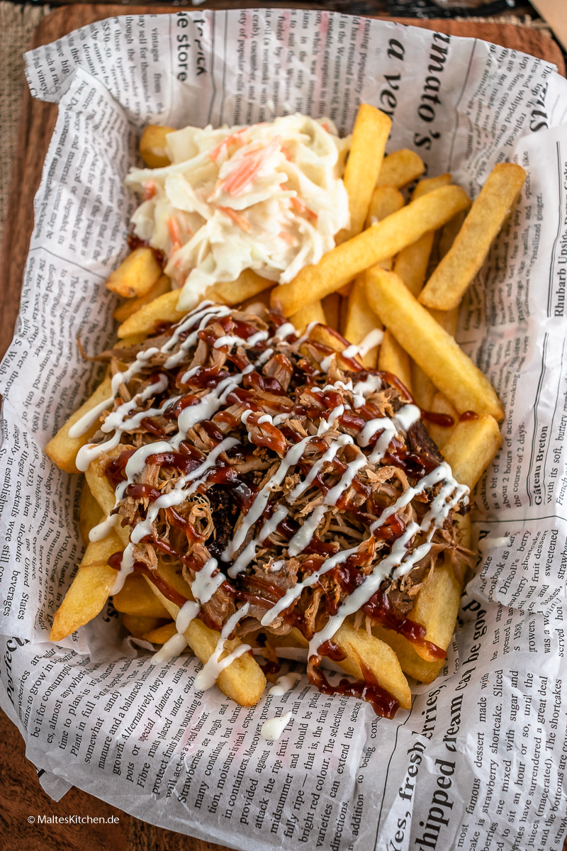 Poutine mit Pulled Pork und Krautsalat