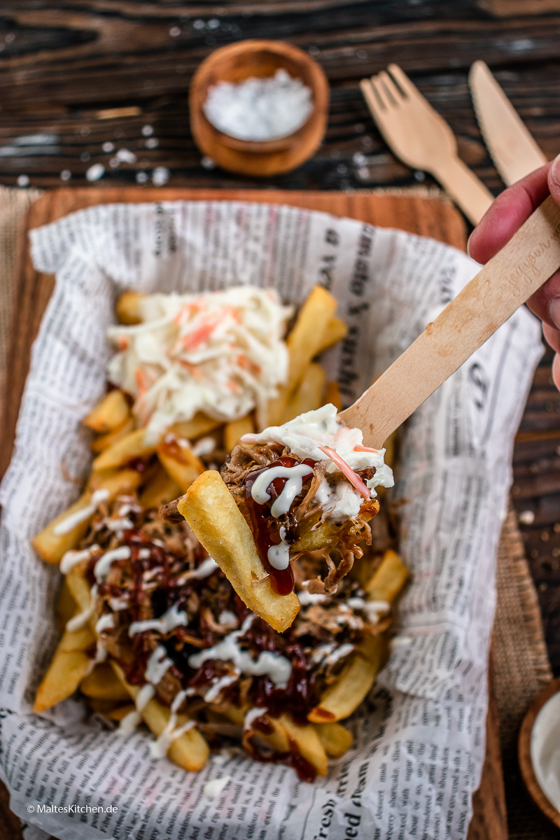 Poutine mit Pulled Pork und Krautsalat
