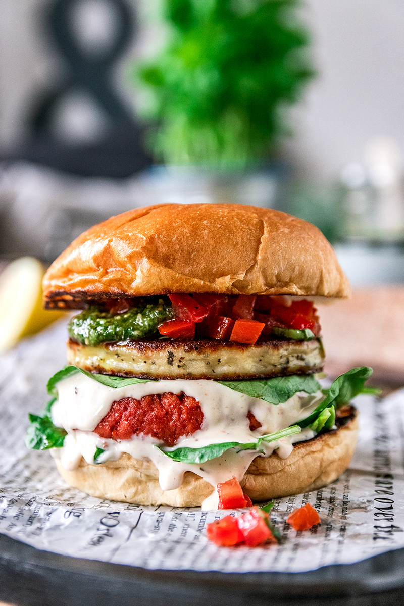 Leckerer vegetarischer Burger mit Grillkäse