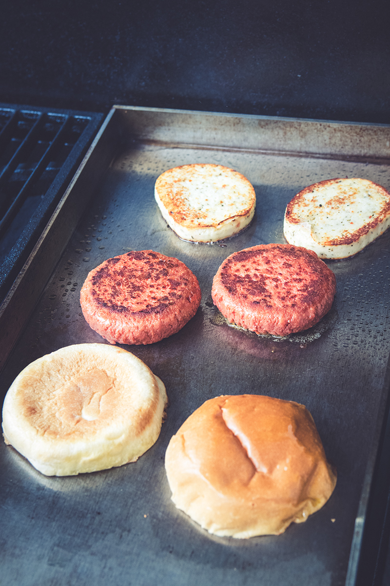 Der Burger wird auf der Plancha gegrillt.