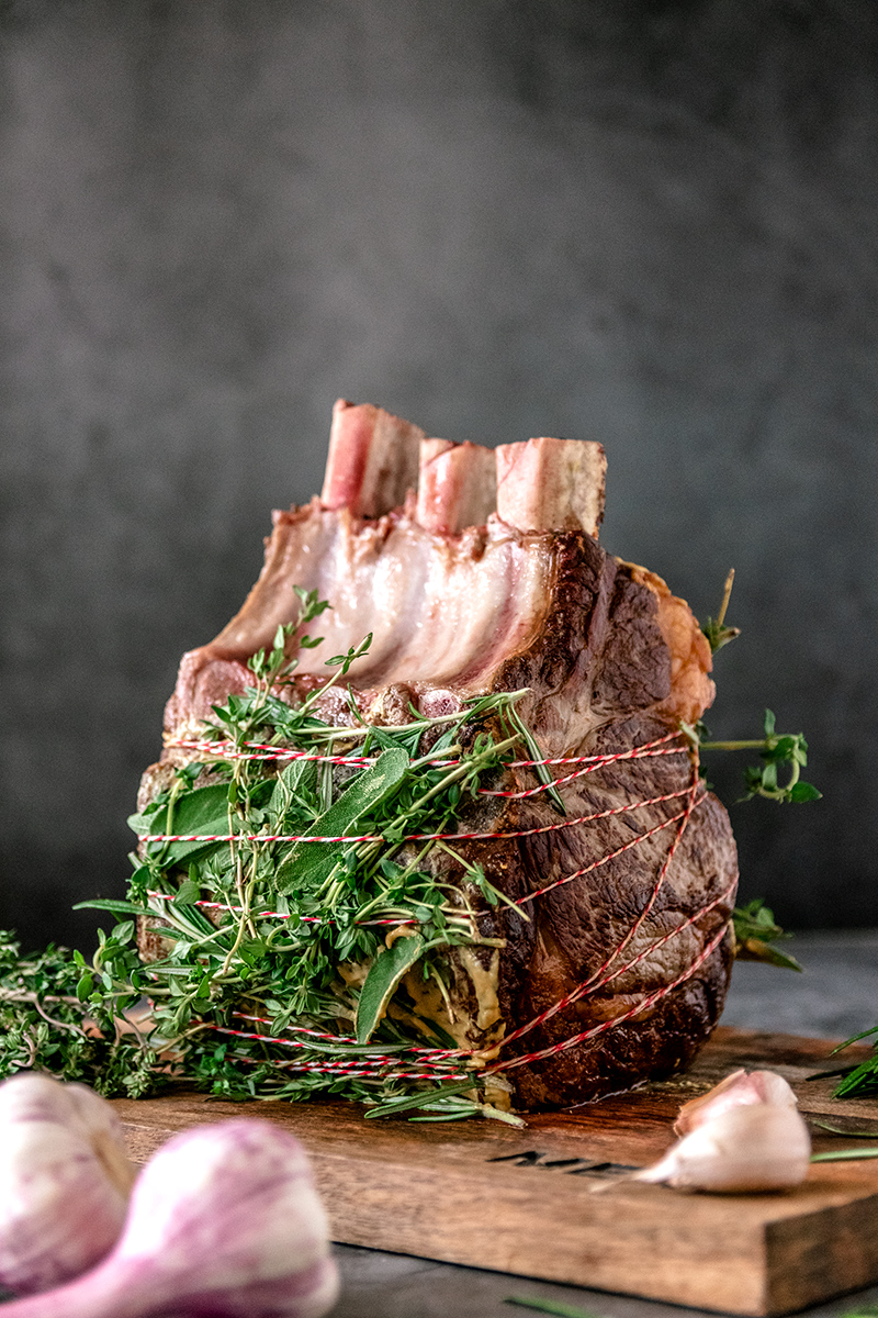 Das Cote de Boeuf wird mit Kräutern gewürzt.