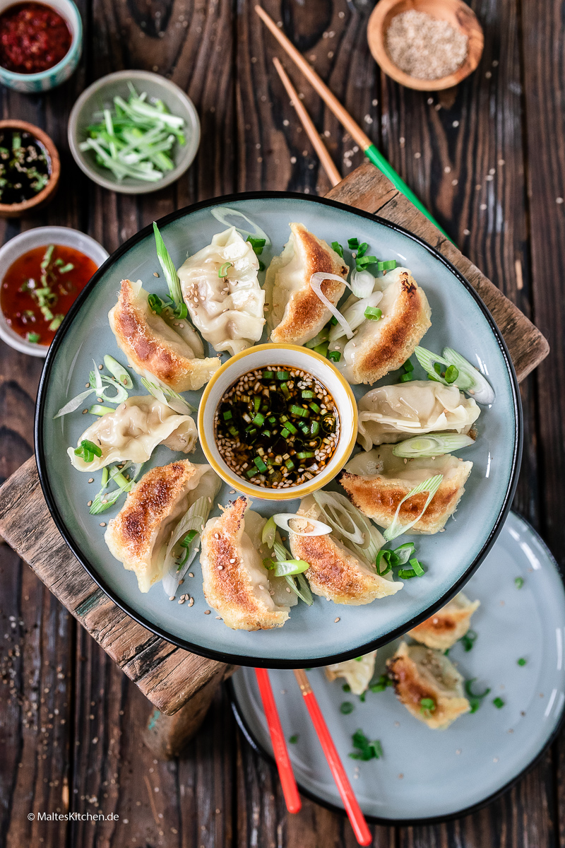 Japanische Gyoza Teigtaschen mit Schweinefleischfüllung-