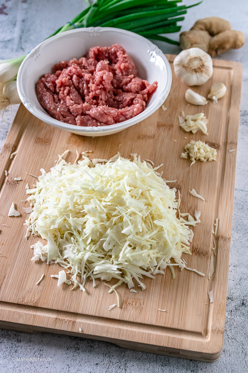 Die Füllung der Gyoza besteht ua. auch Schweinehackflesich und Weißkohl.