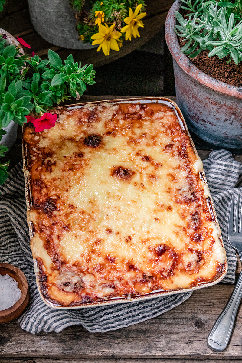Leckeres Kartoffelgratin mit goldener Käsehaube.