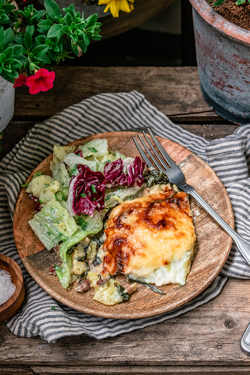 Kartoffelgratin mit gemischtem Blattsalat.
