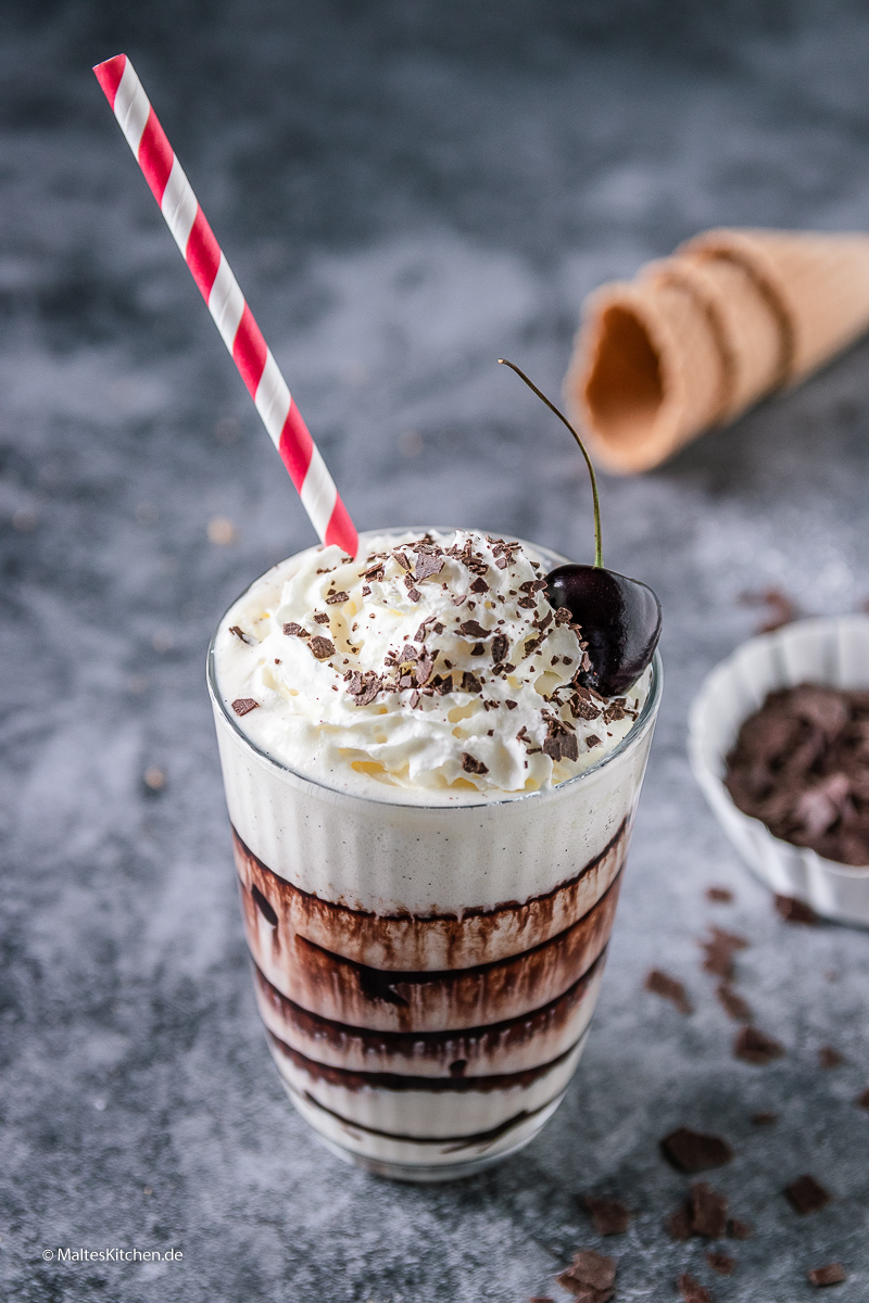 Cremiger Bananen-Milchshake mit Vanilleeis.