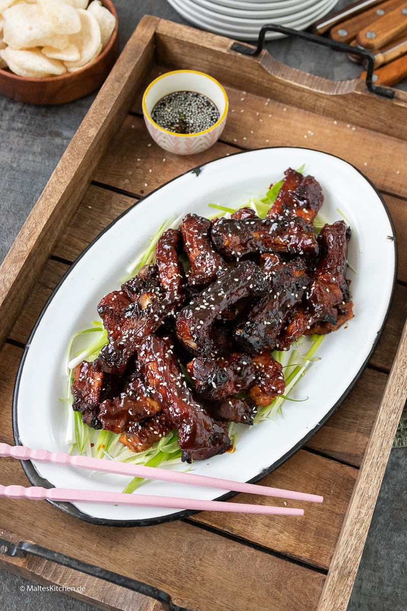 Leckere BBQ-Rippchen mit chinesischer Hoisin-Sauce.