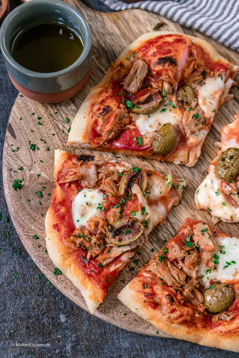 Leckere Pizza mit Thunfisch selbstgemacht.
