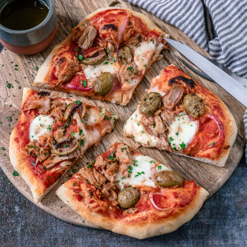 Rezept für eine eselbstgemachte Pizza Tonno