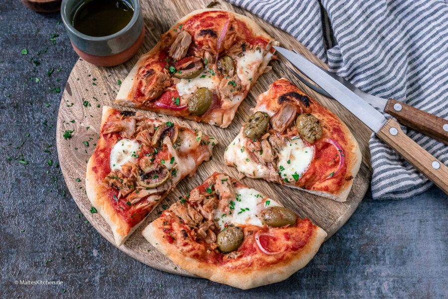 Rezept für eine eselbstgemachte Pizza Tonno