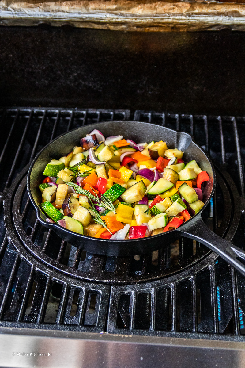 Das Ratatouille wird auf dem Grill zubereitet.