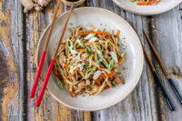 Rezept gebratenen Nudeln mit Hähnchen und Gemüse - Chicken Chow Mein.