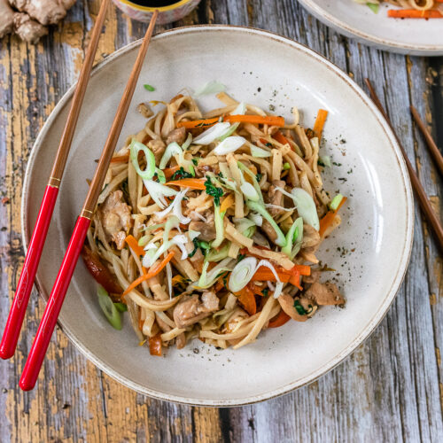 Rezept gebratenen Nudeln mit Hähnchen und Gemüse - Chicken Chow Mein.