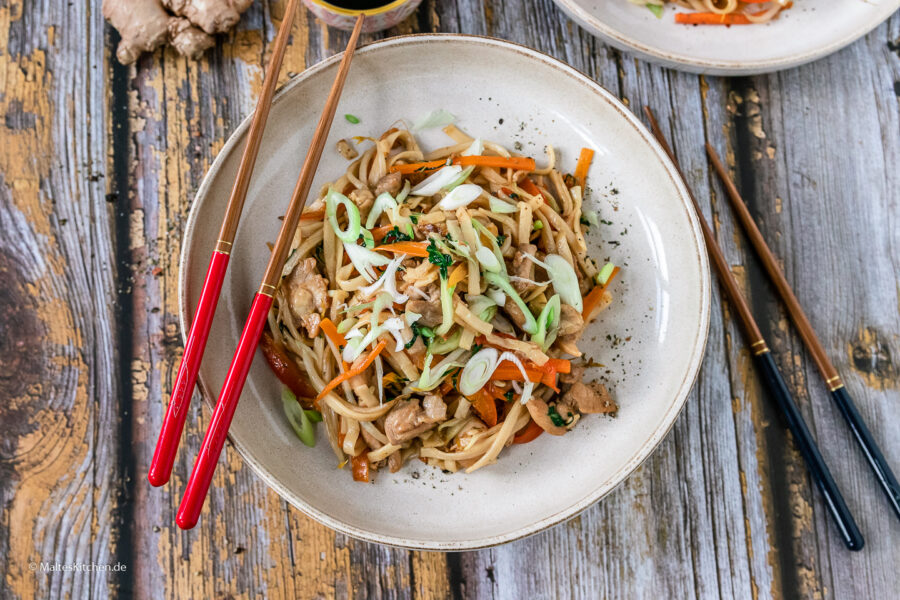 Rezept gebratenen Nudeln mit Hähnchen und Gemüse - Chicken Chow Mein.