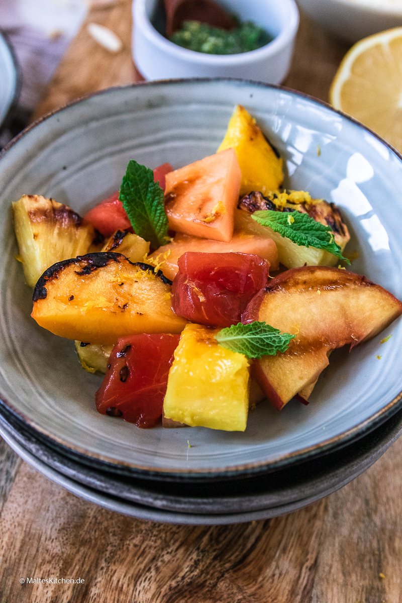 Obstsalat mit leckeren Früchten vom Grill.