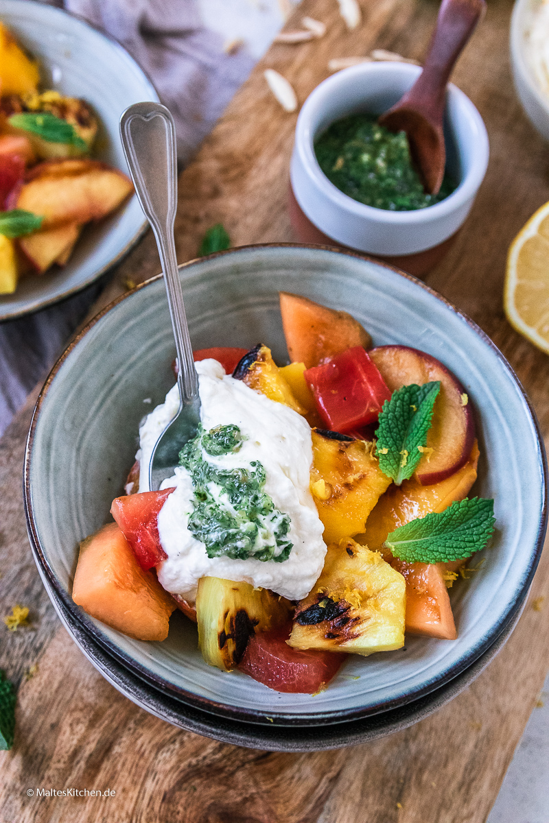 Obstsalat mit Mascarpone-Creme und süßem Pesto.
