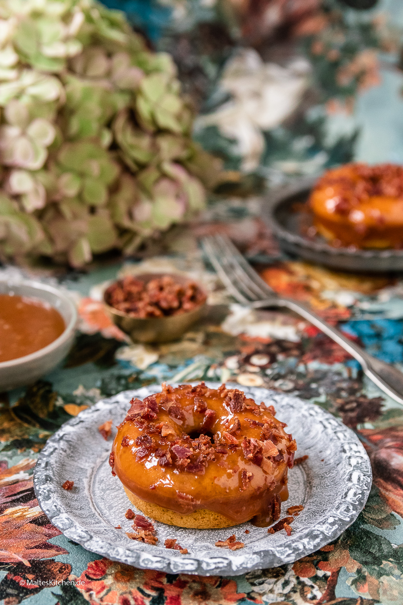 Donuts aus dem Ofen mit Kürbis und Bacon.