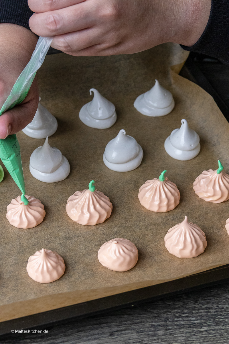 Geister und Kürbisse aus Baiser.