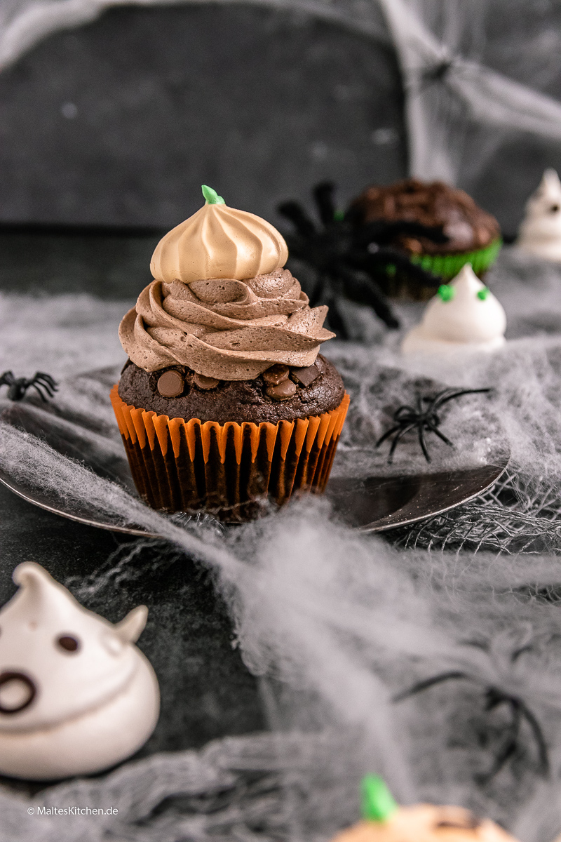 Schokoladige Muffins mit Puddingcreme.